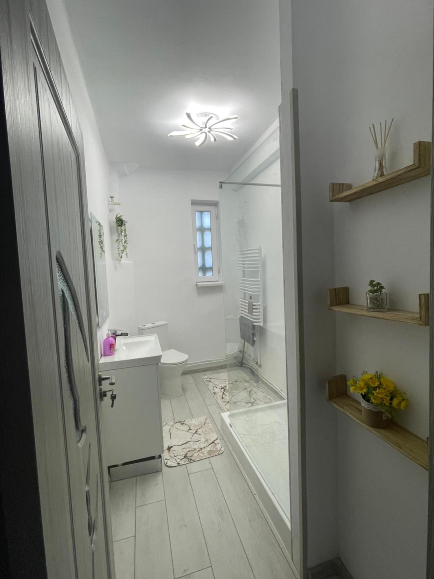 Aeroport Accommodation Bacau Bagian luar foto